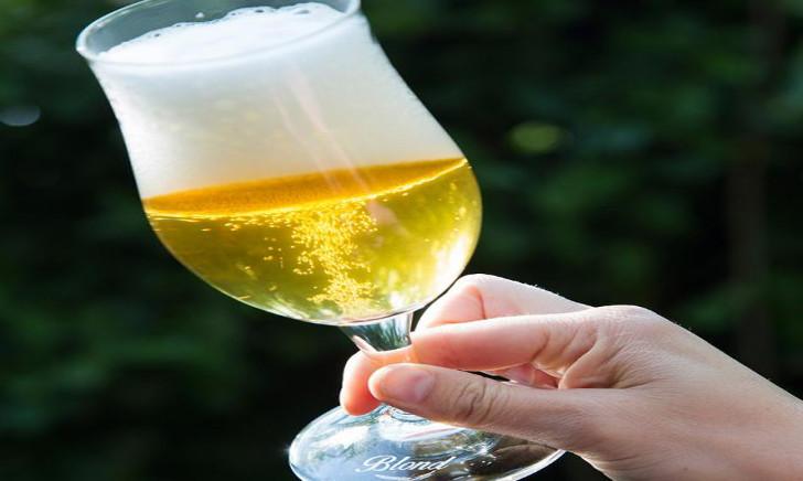Enjoying beer bierglazen